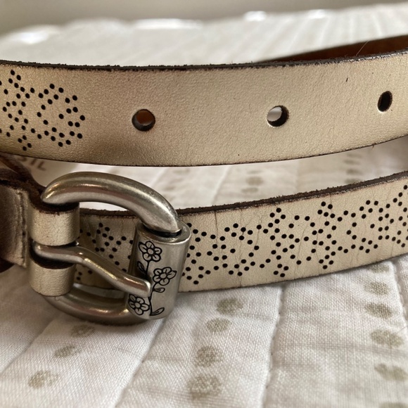 Fossil Metallic Gold Leather Brogue Thin Belt Coastal Cowgirl Boho Classic Sz M - Picture 2 of 11